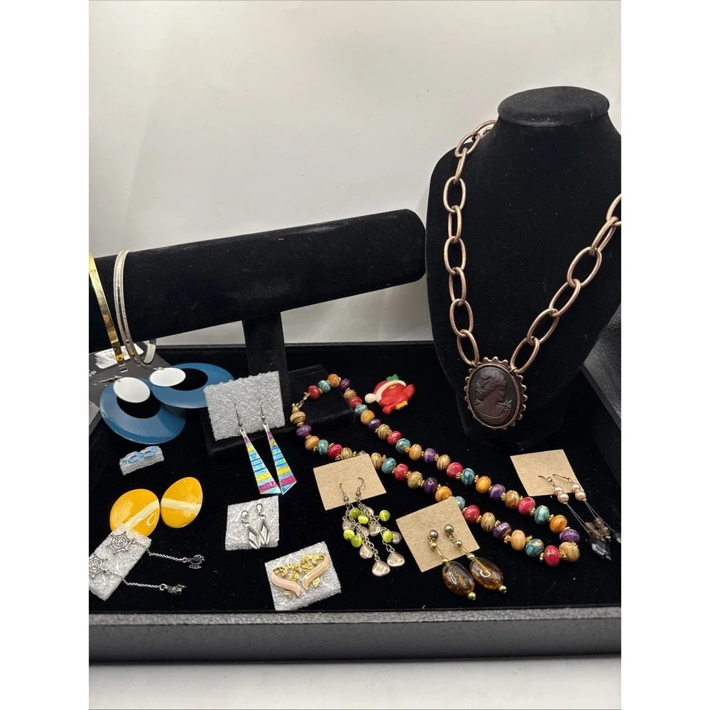 Vintage Lot of 15 Necklaces, Bracelets,‎ Earrings, Brooches